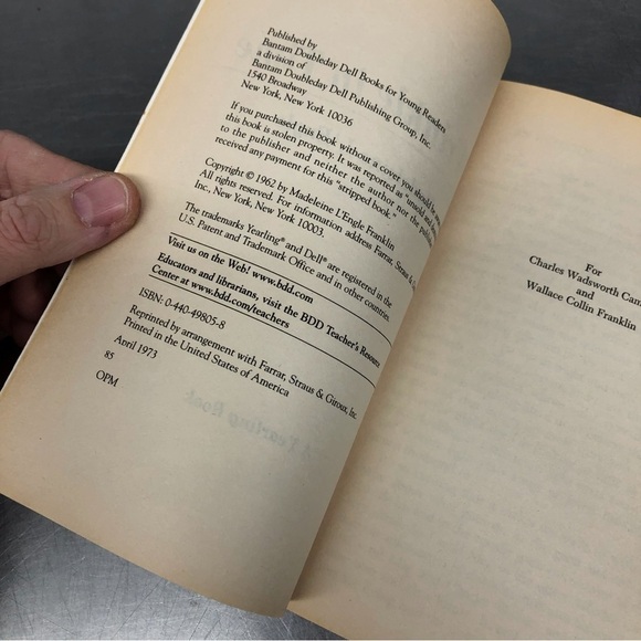 Vintage A Wrinkle in Time by: Madeleine L'Engle, paperback book - Picture 2 of 6